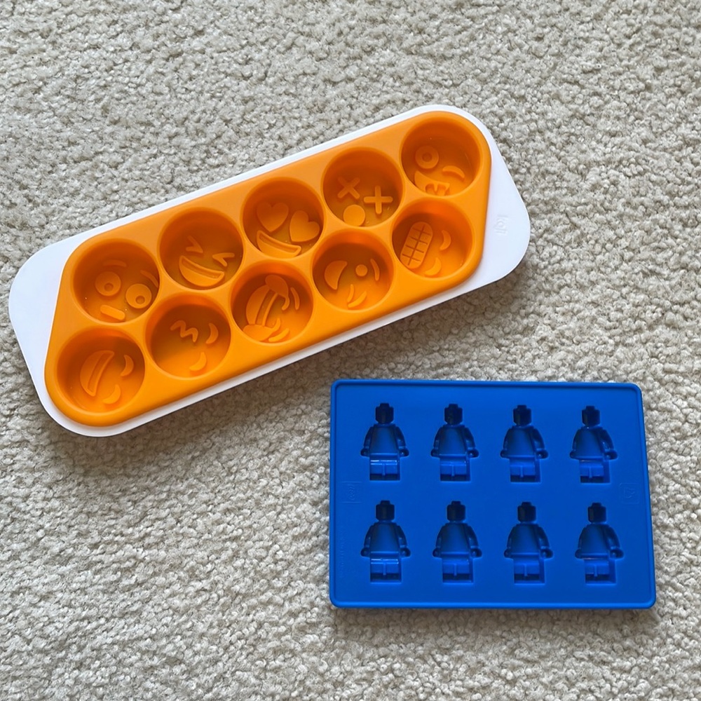 2 ice cups trays